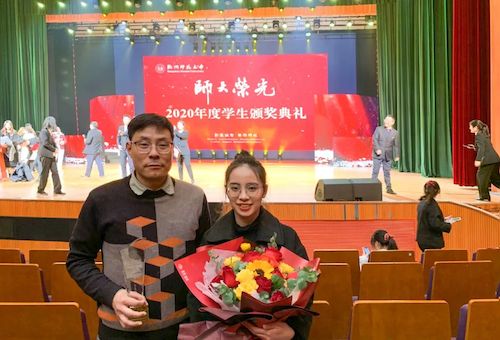 05黑料吃瓜网
优秀研究生指导教师颁奖典礼上宋永利和研究生合影