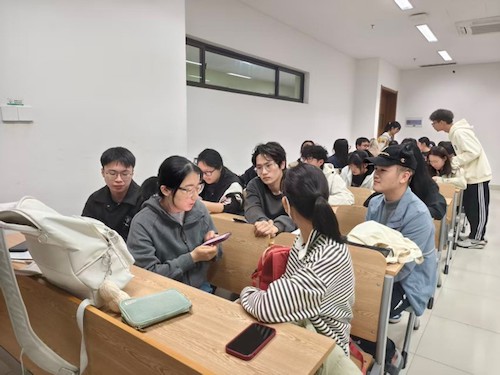 讨论会上的唇枪舌战